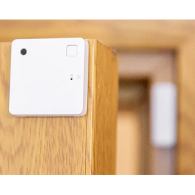 Sensor Bluetooth para puertas y ventanas Shelly BLU ZB, color blanco.