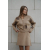 Beige con flores marrones. 