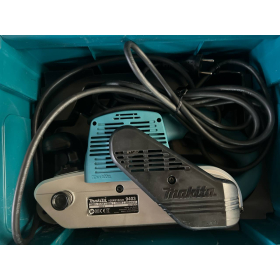 Lijadora de banda Makita de 100 mm – 1200 W, rendimiento profesional.