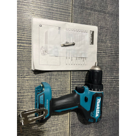Taladro atornillador inalámbrico Makita DDF485RTJ de 18 V, azul/plateado.
