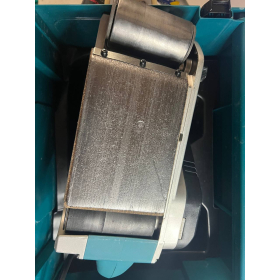 Lijadora de banda Makita de 100 mm – 1200 W, rendimiento profesional.