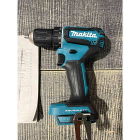 Taladro atornillador inalámbrico Makita DDF485RTJ de 18 V, azul/plateado.