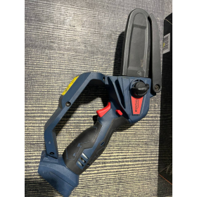 Mini motosierra inalámbrica Güde MK 18-0 de 18 V con longitud de corte de 12,7 cm.