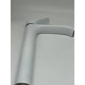 Grifo monomando blanco para lavabo con efecto cascada, fabricado en latón.