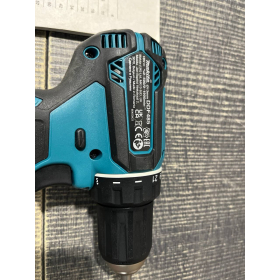 Taladro atornillador inalámbrico Makita DDF485RTJ de 18 V, azul/plateado.