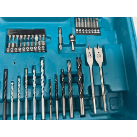 Taladro/atornillador de impacto inalámbrico Makita HP333D de 12 V Max con 2 baterías y cargador.