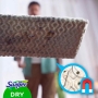 Swiffer Floor Mop Starter Kit, Absorbe 3 veces más polvo y pelo y lo mantiene en su lugar, 1 trapeador + 2 paños secos para pisos