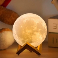 16-цветный 3D-лунный свет с элегантной деревянной подставкой, пультом дистанционного управления и USB-батареей.
