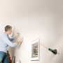 Nivel láser Bosch EasyLevel con soporte de pared (línea láser para una alineación flexible de la pared y punto láser para un fácil ajuste de altura).