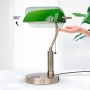 FIRVRE Bankers-Tischlampe aus grünem Glas mit kabellosem USB-Ladeanschluss