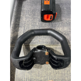 Аккумуляторный триммер BLACK+DECKER 36 В, 33 см, бесщёточный, с аккумулятором и быстрым зарядным устройством