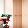 Bosch EasyLevel Laser-Nivelliergerät mit Wandhalterung (Laserlinie für flexible Wandausrichtung und Laserpunkt für einfache Höhenverstellung).