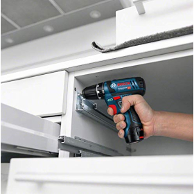 Taladro atornillador inalámbrico Bosch GSR 12V-15 de 12V con accesorios.