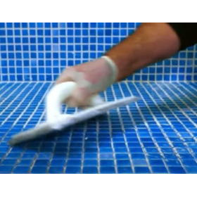 Lechada para azulejos de piscinas, de alta resistencia, color gris perla Weberjoint HR de Weber.