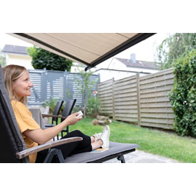 Premium Smart Home radio-controlled awning drive with solar panel, battery & power supply from Schellenberg