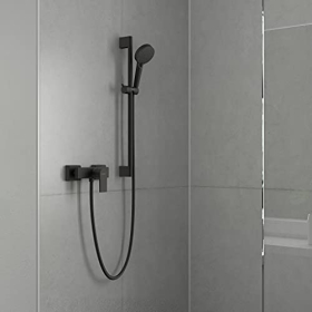 Grifo monomando de ducha visto hansgrohe Vernis Shape, acabado negro mate.