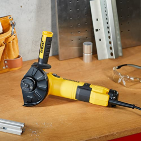 Amoladora angular DEWALT DWE4257-QS de 125 mm y 1500 W de potencia.