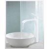 Grifo monomando blanco para lavabo con efecto cascada, fabricado en latón.