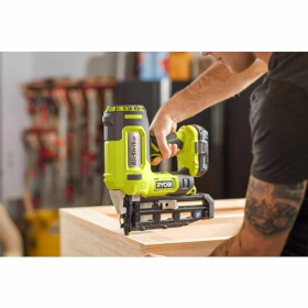 Clavadora de acabado RYOBI 16G 18V ONE+, 100 clavos, 2 puntas protectoras, gancho para cinturón