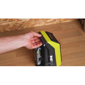 Радіоприймач RYOBI One+ Bluetooth AM/FM, USB, для використання в приміщенні та на вулиці, без батареї