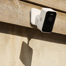 Розумна вулична камера Yale Full HD з нічним баченням, двостороннім аудіо та виявленням руху